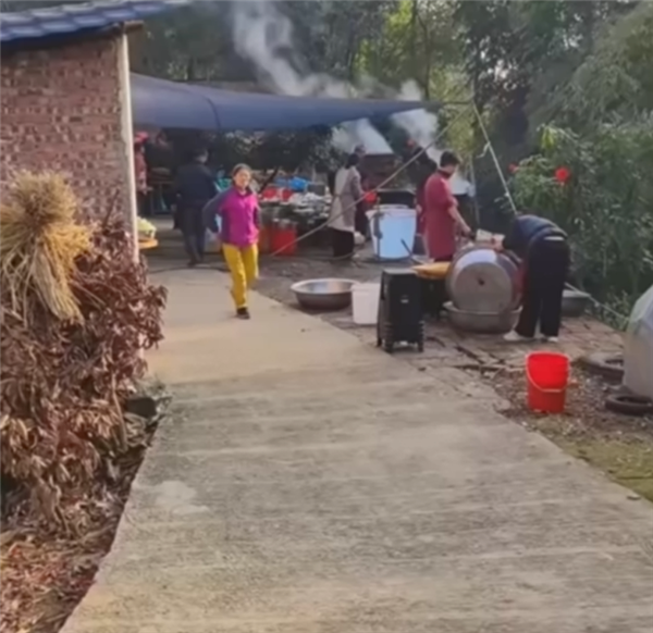 賭馬：男子喫蓆發現村裡開始上預制菜：直接給包裝袋 還得自己拆開