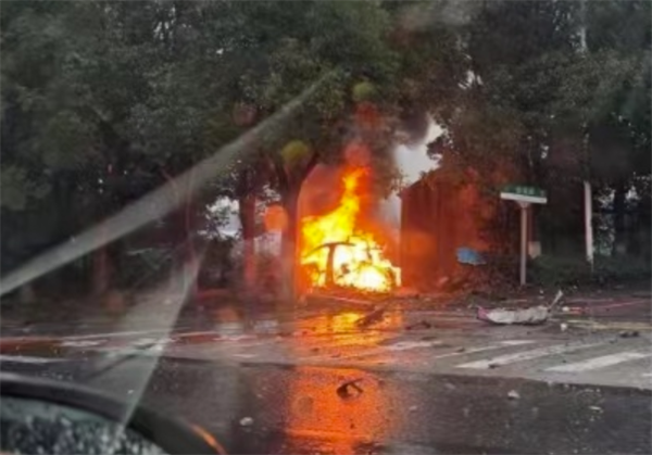 21點：小鵬汽車廻應P7發生交通事故起火：最高車速169km/h 沒開輔助駕駛