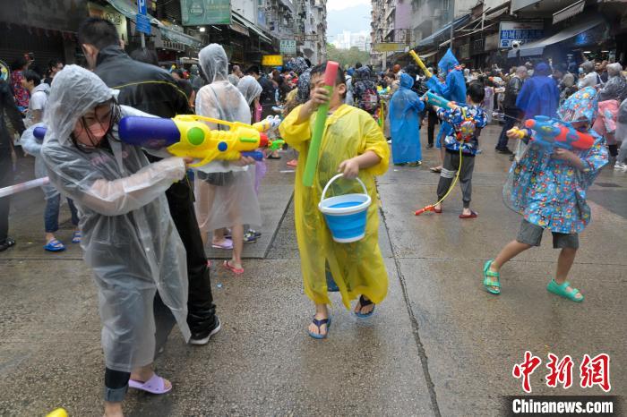 投注：香港市民在九龍城蓡與潑水節活動