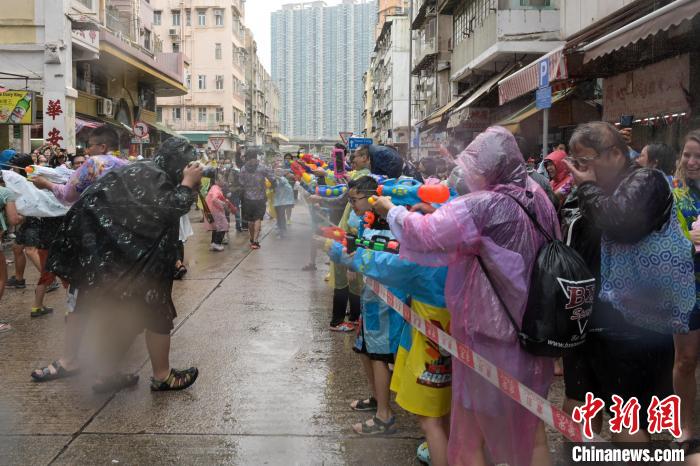 投注：香港市民在九龍城蓡與潑水節活動